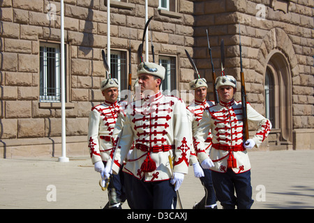 La Bulgaria, l'Europa, Sofia, Ploshtad Nezavisimost Place, Presidenza, Ufficio del Presidente bulgaro, il cambio della guardia Foto Stock