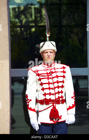 La Bulgaria, l'Europa, Sofia, Ploshtad Nezavisimost Place, Presidenza, Ufficio del Presidente bulgaro, Guardia. Foto Stock