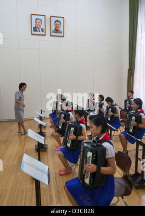 Classe di Fisarmonica in Mangyongdae scolari's Palace, Pyongyang, Corea del Nord Foto Stock