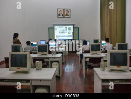 Editing video in Mangyongdae scolari's Palace, Pyongyang, Corea del Nord Foto Stock