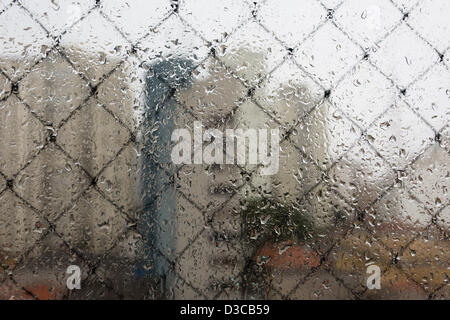 SAO PAULO, Brasile, 15 Feb, 2013. Gocce di pioggia sulla finestra durante la pioggia. Credito: Andre M. Chang / Alamy Live News Foto Stock