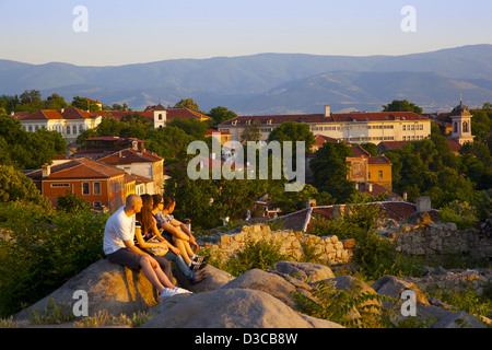 La Bulgaria, l'Europa, Plovdiv, turisti visualizzazione della Città Vecchia di Nebet Tepe, Preghiera Hill, la città più alta. Foto Stock