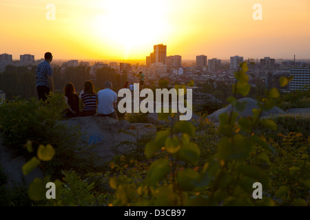 La Bulgaria, l'Europa, Plovdiv, Turisti Visualizzazione Western Plovdiv dal Nebet Tepe, Preghiera Hill, il tramonto. Foto Stock