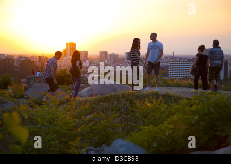 La Bulgaria, l'Europa, Plovdiv, Turisti Visualizzazione Western Plovdiv dal Nebet Tepe, Preghiera Hill, il tramonto. Foto Stock