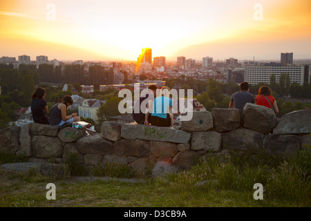 La Bulgaria, l'Europa, Plovdiv, Turisti Visualizzazione Western Plovdiv dal Nebet Tepe, Preghiera Hill, il tramonto. Foto Stock