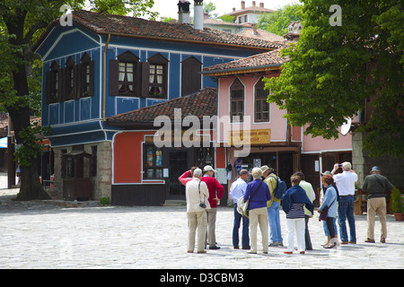 La Bulgaria, Europa, Koprivshtitsa, turisti in Piazza del Mercato nella Città Vecchia, xx aprile Square. Foto Stock