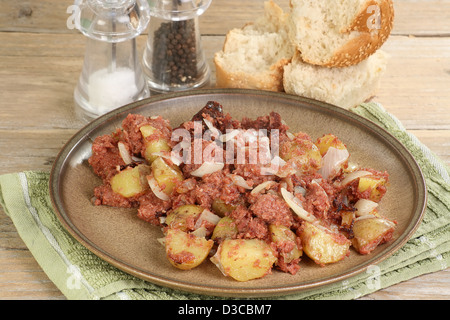 Piastra del cucinato al momento corned beef hash con crosta di pane Foto Stock
