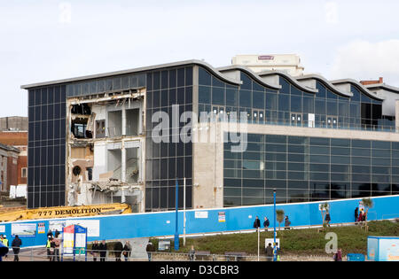 Febbraio 2013 - lavori di demolizione inizia a Bournemouth più odiato edificio, il cinema IMAX e un complesso di svaghi. Foto Stock