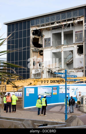 Febbraio 2013 - lavori di demolizione inizia a Bournemouth più odiato edificio, il cinema IMAX e un complesso di svaghi. Foto Stock