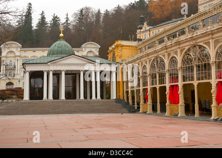 Primavera calda Krizovy Pramen (molla trasversale) Pavilion costruito nel 1818-1826 in Marianske Lazne Repubblica Ceca. Foto Stock