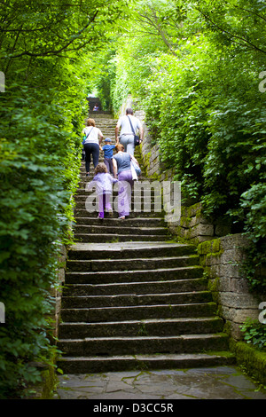La Bulgaria, Europa, Madara, turisti salendo la scalinata attraverso il Parco che conduce al Madara Horseman. Foto Stock