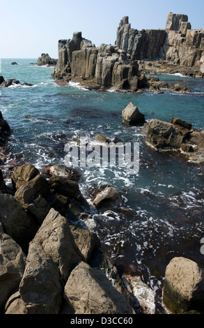 La zangolatura blu-verde nel mezzo dell'oceano e frastagliate coste rocciose del Mare del Giappone in Tojimbo, Fukui, Giappone. Foto Stock