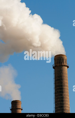 Vecchio pipe inquinamento cielo blu Foto Stock