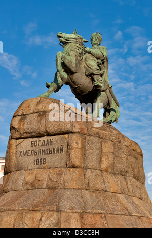 Bohdan Khmelnytsky (1595-1657) monumento eretto nel 1888 a Kiev in Ucraina. Egli era un hetman del Zaporozhian Hetmanate cosacco. Foto Stock