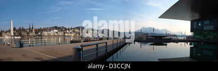 Il Kultur- und Kongresszentrum Luzern con la chiesa di Hof e colline circostanti. Foto Stock