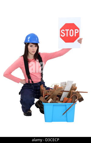 Femmina di lavoratore edile di campagna contro il littering. Foto Stock