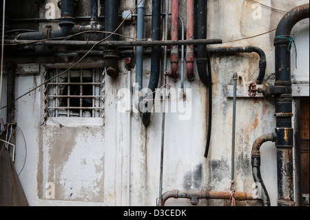 Hong Kong, Marzo 2012 tubi di invecchiamento prevalentemente all'esterno degli edifici in Hong Kong. Foto Kees Metselaar Foto Stock