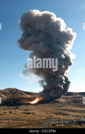 DM-2 motore ruggisce nel successo di prova (NASA, ATK, 08/31/10) Foto Stock