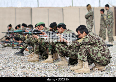 Esercito Nazionale Afghano soldati pratica riprese durante il corso di formazione dalla coalizione di obbligare i membri sui fondamenti della precisione di tiro 14 febbraio 2013 nella provincia di Farah, Afghanistan. Le forze USA sono tenuti a ritirare dal 2014 come il trasferimento di truppe afghane continuare. Foto Stock