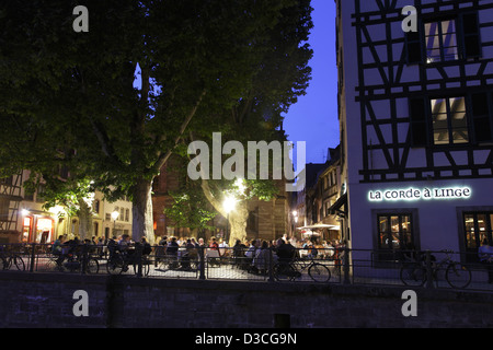 Francia, Alsazia, BAS-RHIN, Strasburgo, La Petite France, Place Benjamin Zix, ristorante all'aperto Foto Stock