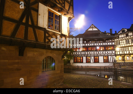 Francia, Alsazia, BAS-RHIN, Strasburgo, La Petite France, Rue des Moulins, ristorante Maison Des Tanneurs. Foto Stock