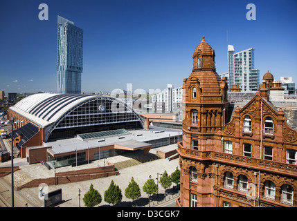 Vista di Manchester Central Convention Center e Beetham Tower con Midland Hotel in primo piano, Manchester, Regno Unito, Europa Foto Stock