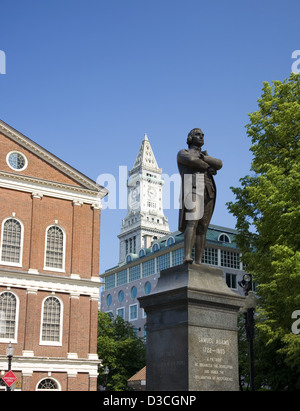 Statua di Samuel Adams nella parte anteriore del Faneuil Hall con la Custom House Torre in background, Boston, Massachusetts, Stati Uniti d'America Foto Stock
