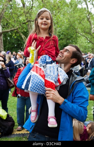 Padre tiene la sua figlia durante il diamante della regina celebrazioni giubilari in St James Park, London, Regno Unito Foto Stock