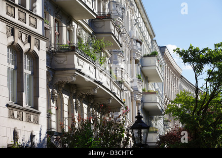 Berlino, Germania, rifatti vecchie facciate degli edifici nella luce della sera a Planufer Foto Stock