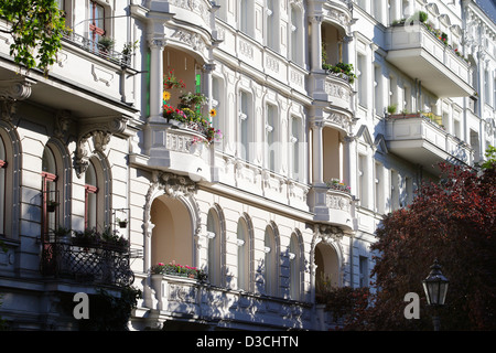 Berlino, Germania, rifatti vecchie facciate degli edifici nella luce della sera a Planufer Foto Stock