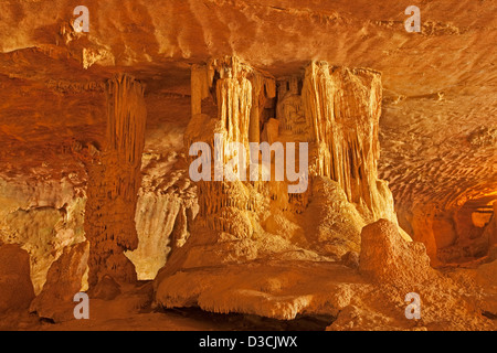 Stalattiti e stalagmiti in un dorato mondo sotterraneo all'interno della Abercrombie grotte nel NSW Australia Foto Stock