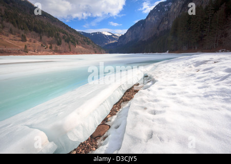 Fusione di primavera presso il lago ghiacciato a Lac du Montriond, nelle Alpi francesi Foto Stock