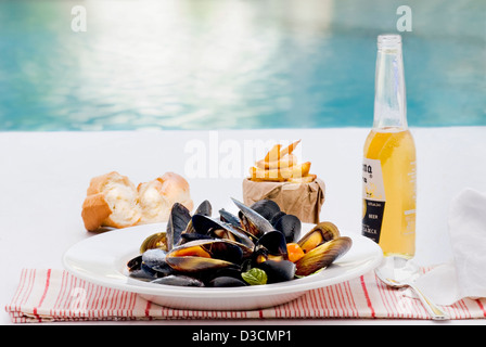 Piatto di cozze fresche e una corona Foto Stock