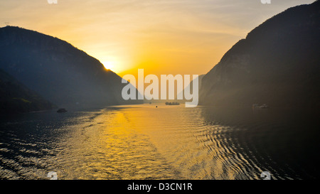 La mattina presto di scena sul Fiume Yangtze - Xiling Gorge, Yichang, Cina Foto Stock