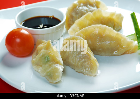Dim-sum chiamata Gyoza, tradizione asiatica food.gnocco fritto in stile cinese Foto Stock