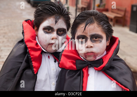 Due giovani ragazzi vestito come vampiri in mantelle per il Giorno dei Morti festival, Oaxaca, Messico. Foto Stock