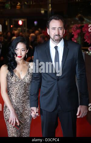 Attore Nicolas Cage e sua moglie Alice Kim arriva alla premiere di 'L'Croods' durante la 63a edizione annuale Festival Internazionale del Cinema di Berlino aka Berlinale a Berlinalepalast a Berlino, Germania, il 15 febbraio 2013. Foto: Hubert Boesl Foto Stock