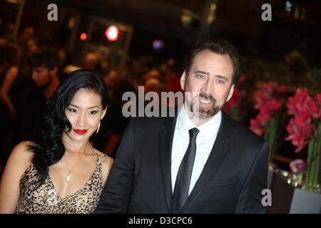 Attore Nicolas Cage e sua moglie Alice Kim arriva alla premiere di 'L'Croods' durante la 63a edizione annuale Festival Internazionale del Cinema di Berlino aka Berlinale a Berlinalepalast a Berlino, Germania, il 15 febbraio 2013. Foto: Hubert Boesl Foto Stock