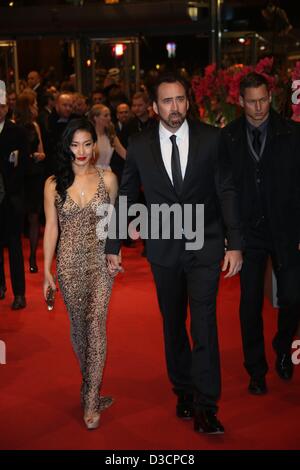 Attore Nicolas Cage e sua moglie Alice Kim arriva alla premiere di 'L'Croods' durante la 63a edizione annuale Festival Internazionale del Cinema di Berlino aka Berlinale a Berlinalepalast a Berlino, Germania, il 15 febbraio 2013. Foto: Hubert Boesl Foto Stock