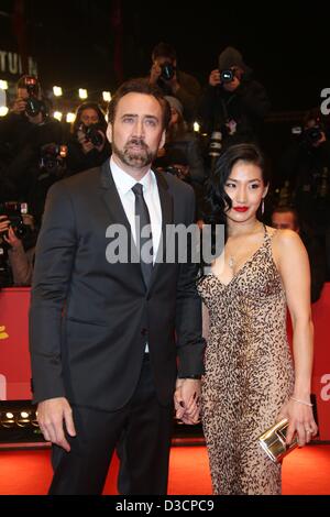 Attore Nicolas Cage e sua moglie Alice Kim arriva alla premiere di 'L'Croods' durante la 63a edizione annuale Festival Internazionale del Cinema di Berlino aka Berlinale a Berlinalepalast a Berlino, Germania, il 15 febbraio 2013. Foto: Hubert Boesl Foto Stock