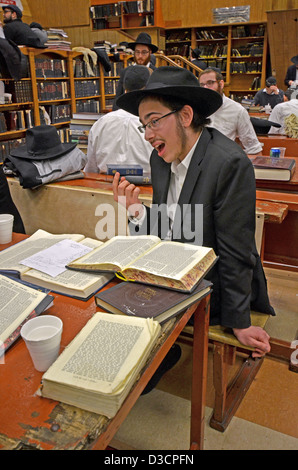 Nigun studente da Israele, studiare il Talmud presso la sede Lubavitch in Crown Heights, Brooklyn, New York Foto Stock