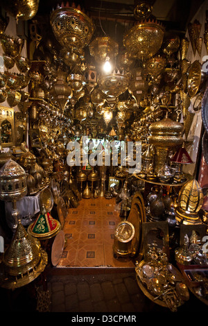 Lampade per la vendita nel souk di Marrakech, Marocco Foto Stock