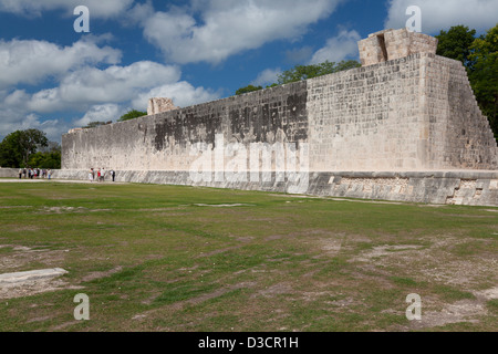 Il grande campo per il gioco della palla a Chichen Itza, Messico Foto Stock