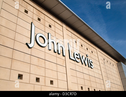 Alcune viste intorno Cribbs Causeway, un grande retail park vicino a Bristol servita dalla M5 e M4 le autostrade. John Lewis Store segno Foto Stock