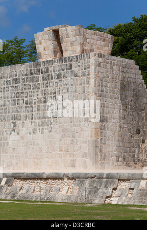 Il Tempio dei giaguari e la parete est del grande campo per il gioco della palla a Chichen Itza, Messico Foto Stock