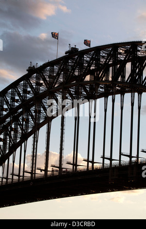 Australian bandiere sul Ponte del Porto di Sydney al Tramonto Sydney Australia Foto Stock