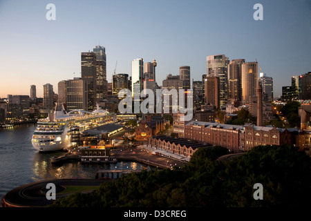 Rhapsody dei mari - nave da crociera in arrivo al Terminal Passeggeri Oltreoceano Sydney Australia Foto Stock