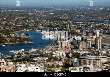 Elevata vista aerea di vista del Ponte di Anzac, Glebe, Blackwattle Bay e Darling isola dalla Torre di Sydney Sydney Australia Foto Stock