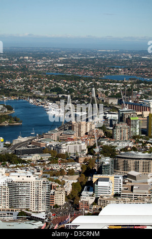 Elevata vista aerea di vista del Ponte di Anzac, Glebe, Blackwattle Bay e Darling isola dalla Torre di Sydney Sydney Australia Foto Stock