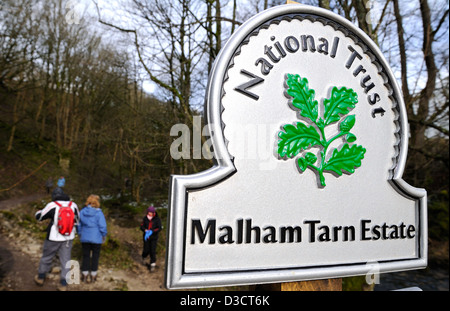 Walkers immettendo il National Trust Malham Tarn Estate nel Yorkshire Dales. Foto Stock